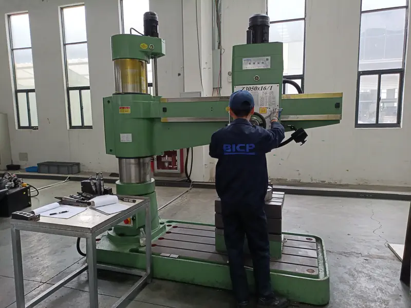 申特工厂实拍：摇臂钻加工
